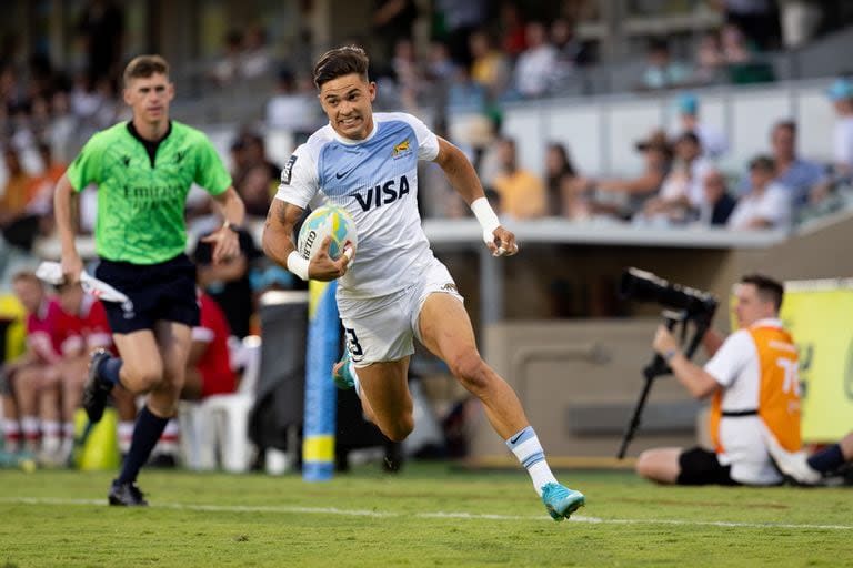 Marcos Moneta, una de las grandes figuras de los Pumas 7's, conduce la pelota hacia la línea del in-goal en el partido ante Canadá