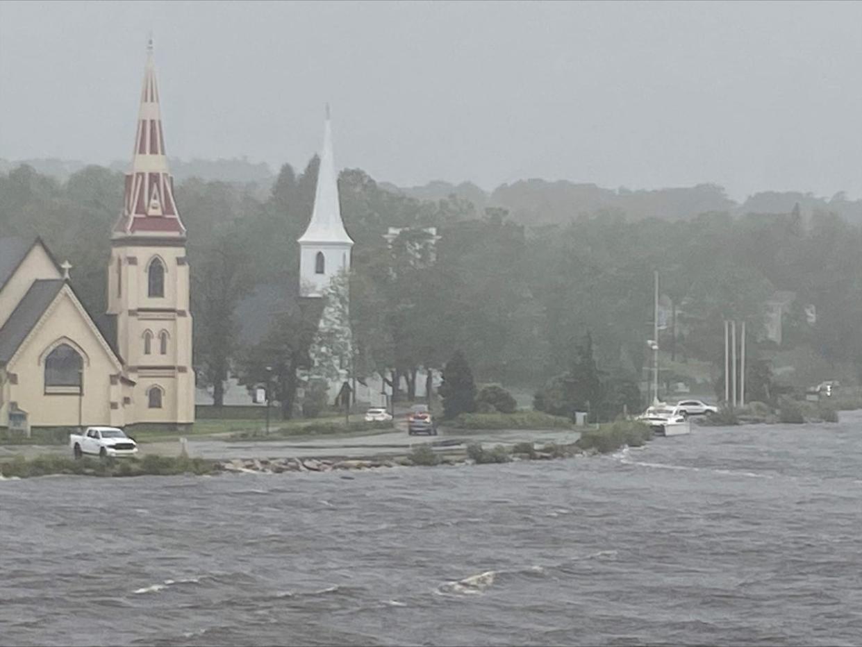 A catamaran broke free and washed up on the rocks in Mahone Bay on Saturday. (Craig Stewart - image credit)