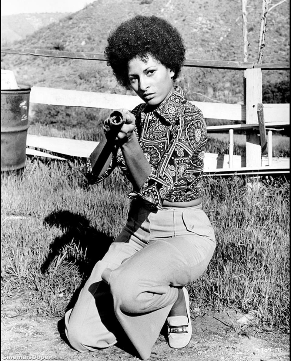 Pam Grier también fue un éxito a mediados de los 70’s. No sólo por su estilo y onda, sino que también demostró tener un talento inmenso.