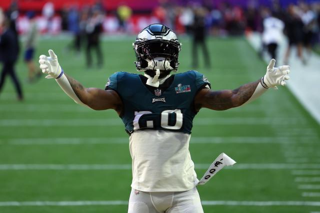 Miles Sanders reunites with Damar Hamlin during Super Bowl warmups