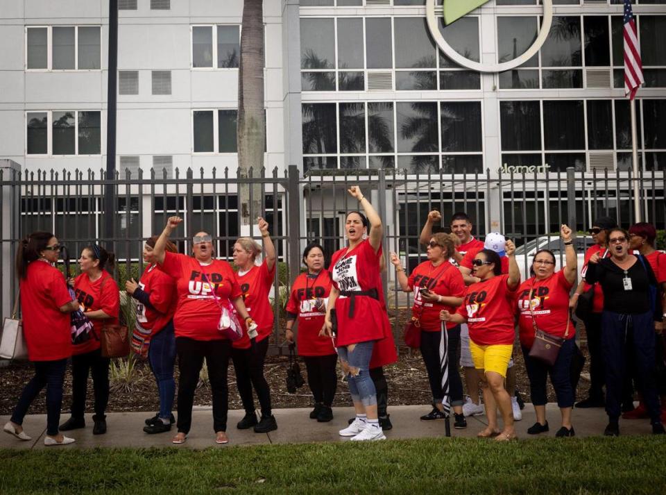 Los trabajadores de alimentación del sindicato Sky Chefs se reunieron el miércoles 11 de octubre de 2023 en Miami para exigir un salario mínimo de $20 por hora. Alie Skowronski/askowronski@miamiherald.com