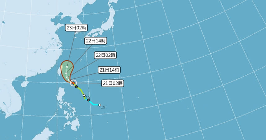 鳳凰颱風路徑再往東修正，預估直接侵台機率並不大。（圖／翻攝中央氣象局）