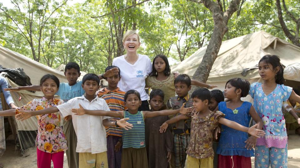 Die australische Schauspielerin und UNHCR-Sonderbotschafterin Cate Blanchett im Flüchtlingslager Kutupalong. Foto: Hector Perez/UNHCR