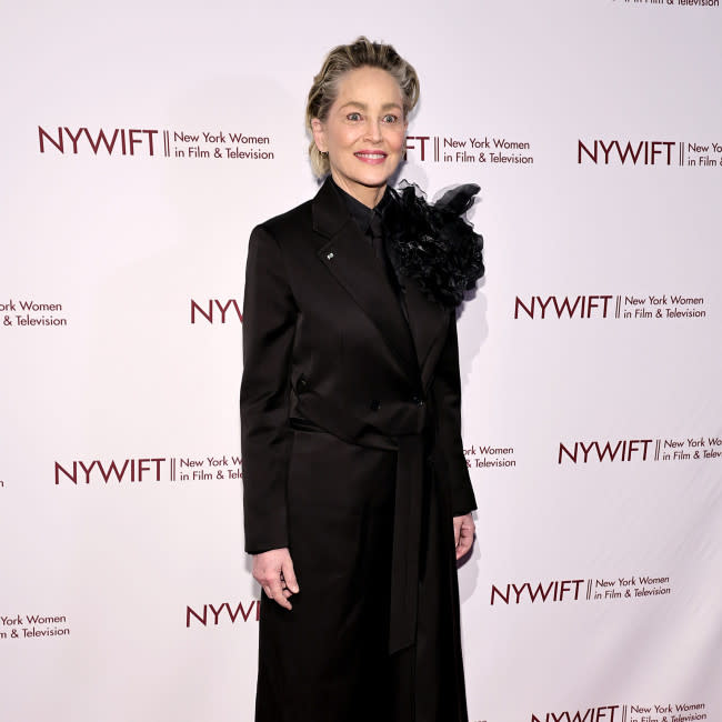 Revela Sharon Stone que está luchando para enfrentar sus 'demonios internos' credit:Bang Showbiz