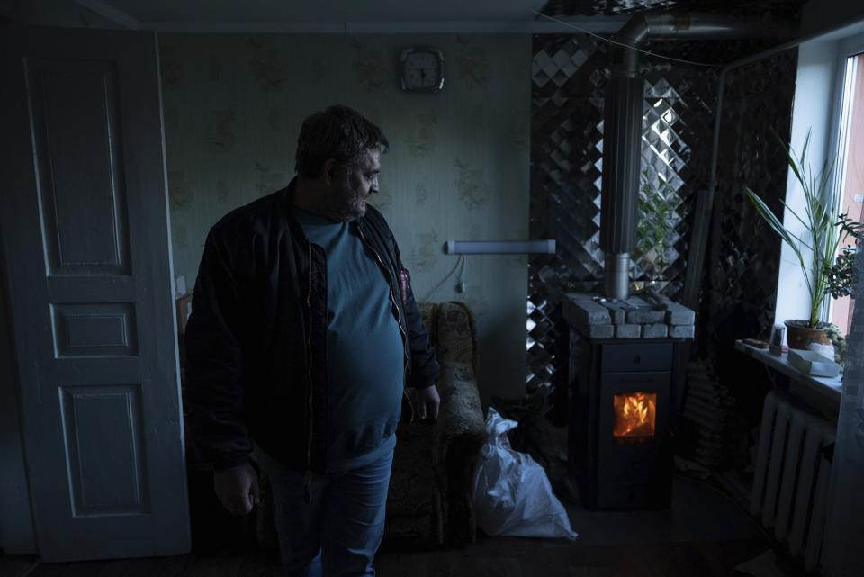 Andriy Gorghinskyy, de 49 años, en la casa de sus padres con calefacción autónoma el martes 10 de octubre de 2023, en la aldea de Malyutyanka, cerca de Kiev, Ucrania. (AP Foto/Alex Babenko)