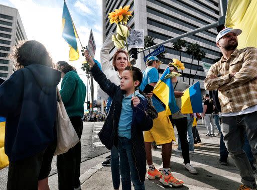 ▲居住在美國的烏克蘭人也上街發送向日葵與募款、示威等活動，祈求能幫助還在烏克蘭的親人們。（圖／美聯社）