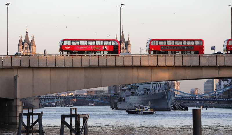 2019年11月29日，倫敦橋發生持刀殺人的恐怖攻擊案，警方封鎖大橋。（AP）