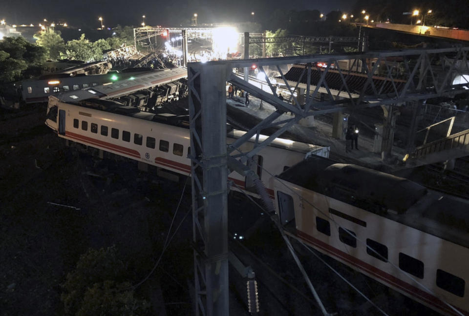 Train derails in Taiwan