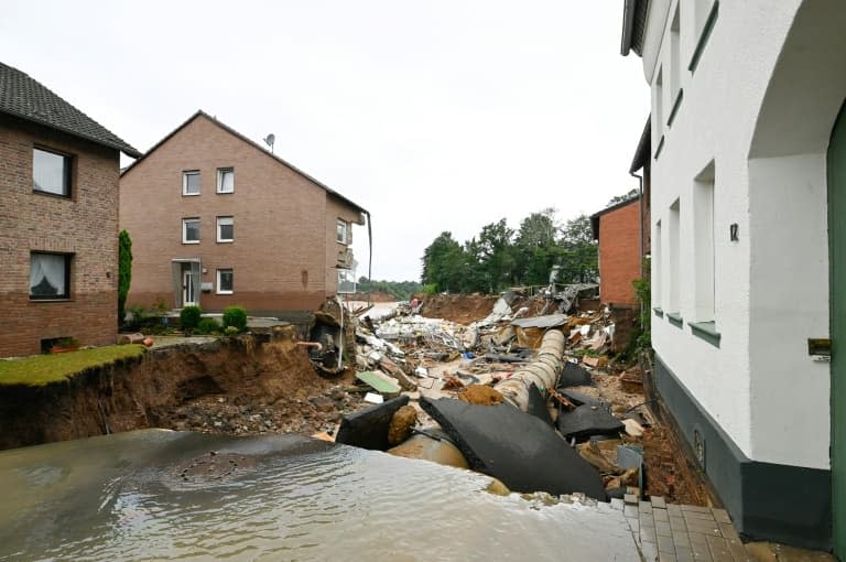 Une route détruite par les inondations à Blessem (Allemagne), le 16 juillet 2021  (photo d'illustration) - SEBASTIEN BOZON © 2019 AFP