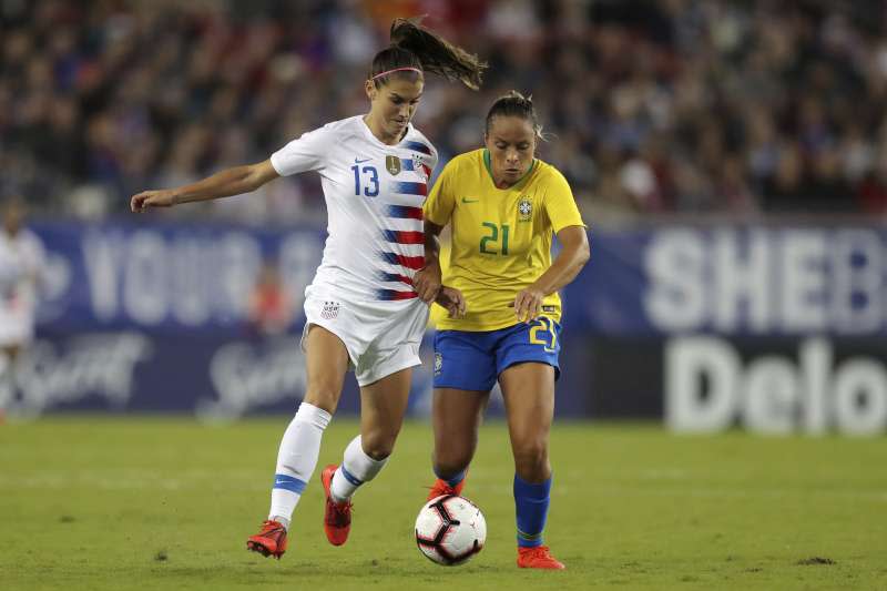 2019年3月5日，美國國家女子足球隊前鋒摩根（Alex Morgan，左）對上巴西隊。(美聯社)