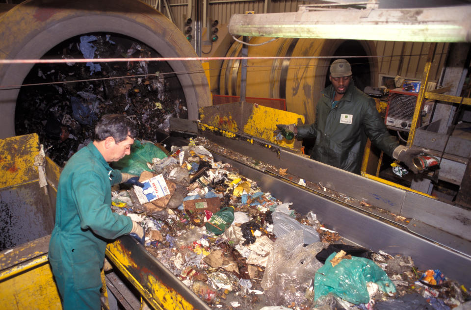 Operarios en planta de reciclaje en Madrid (Foto: Quim Llenas/Cover/Getty Images)