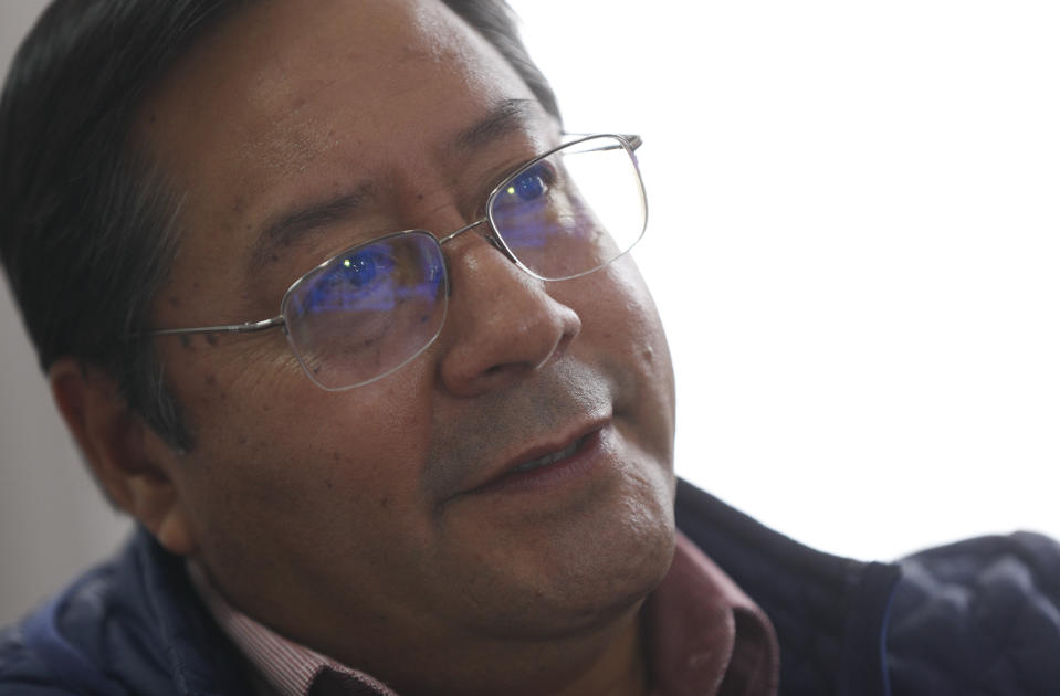 Luis Arce, candidato presidencial del Movimiento al Socialismo (MAS), ofrece una entrevista en su sede de campaña en La Paz, Bolivia, el martes 20 de octubre de 2020. (AP Foto/Juan Karita)