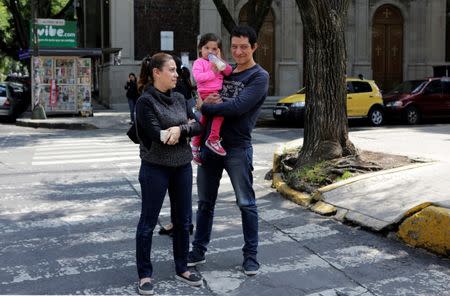 A family waits along the street after an earthquake shook Mexico's southern state of Oaxaca on Monday and was felt as far away as Mexico City, Mexico, June 27, 2016. REUTERS/Henry Romero