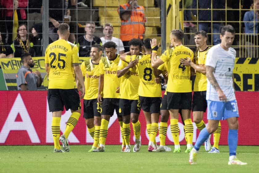 Los jugadores del Borussia Dortmund festejan luego de anotar en un partido de la Copa de Alemania ante el 1860 Múnich, el viernes 29 de julio de 2022 (Matthias Balk/dpa via AP)