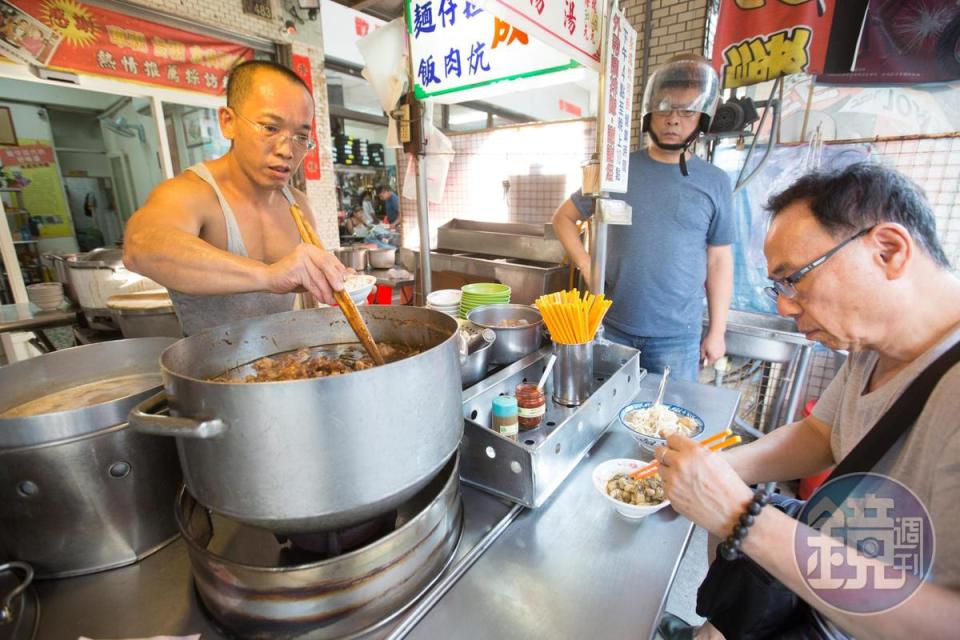 彰化市炕肉飯超過30家以上，有人只賣早市、有人只賣宵夜，永成炕肉飯則只賣下午4點至10點。