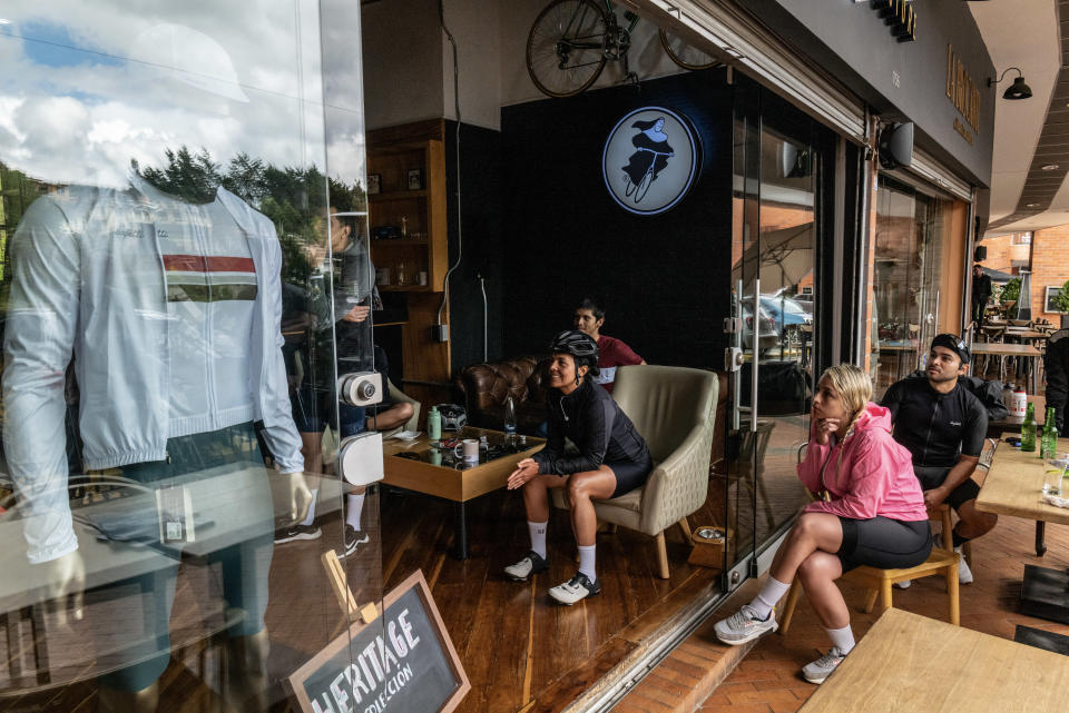 Ciclistas en el Mirador de Las Palmas, que ofrece una vista de la ciudad y un bienvenido descanso. (Federico Rios/The New York Times)