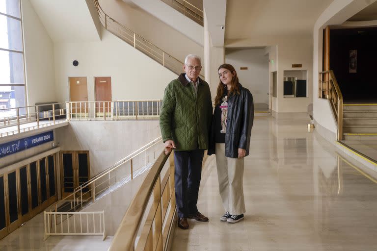 Andrés Cordero, el nieto de aquel señor que imaginó esta sala emblemática de nuestro país, junto con su nieta, Catalina Laplacette, la exponente de la quinta generación de la familia Cordero en el Gran Rex