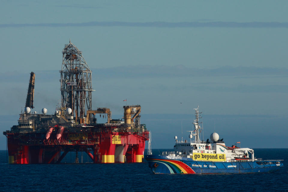 MY Esperanza in front of Stena Don Drilling Platform in the Arctic. © Will Rose / Greenpeace