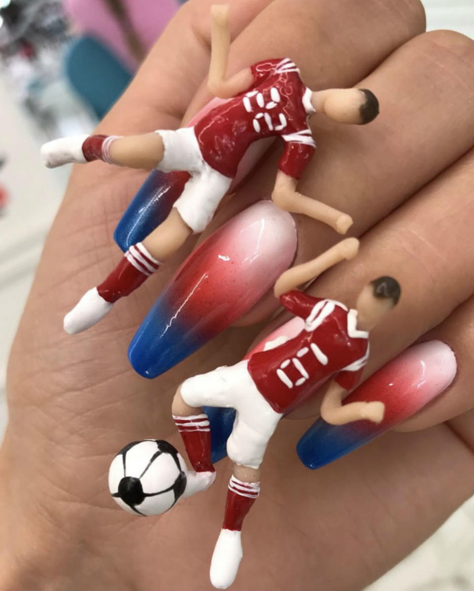 <p>Los artistas de Nail Sunny también crearon varias manicuras para animar a Rusia durante el Mundial. (Foto: Instagram / <a rel="nofollow noopener" href="https://www.instagram.com/nail_sunny/" target="_blank" data-ylk="slk:@nailsunny;elm:context_link;itc:0;sec:content-canvas" class="link ">@nailsunny</a>). </p>