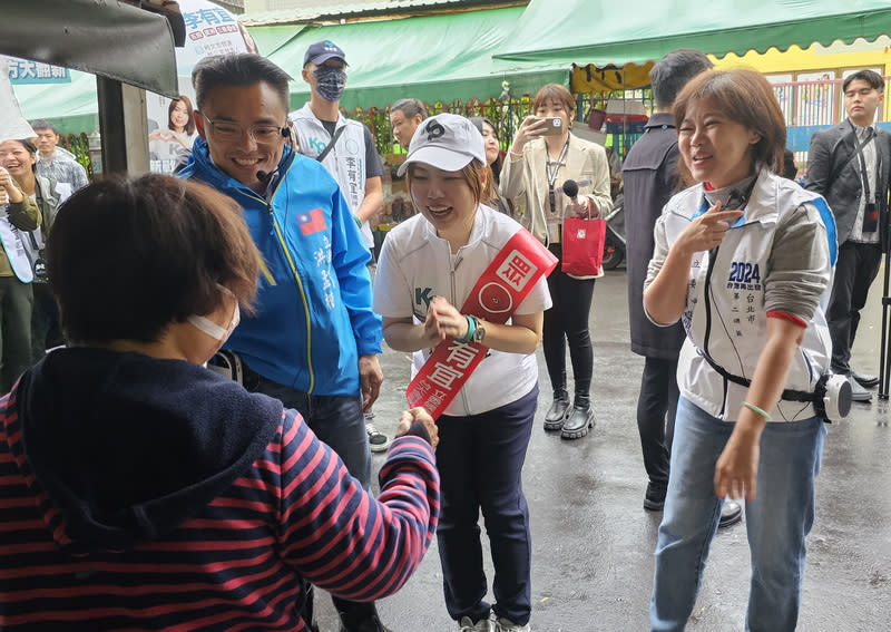 洪孟楷、游淑慧陪同李有宜掃街 國民黨立委參選人洪孟楷（前右3）、游淑慧（前 右）6日陪同民眾黨立委參選人李有宜（前右2）到新 北蘆洲的市場掃街拜票，獲不少民眾及攤商歡迎。 中央社記者王鴻國攝  112年12月6日 