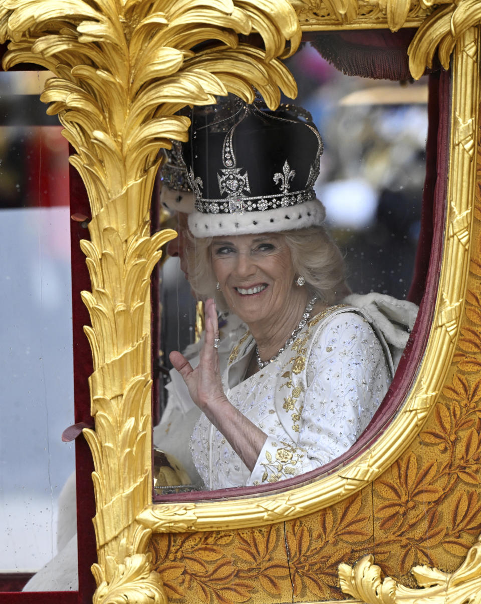 La reina Camila de Gran Bretaña abandona la Abadía de Westminster luego de su ceremonia de coronación junto al rey Carlos III en Londres, el sábado 6 de mayo de 2023. (Toby Melville, Pool vía AP)