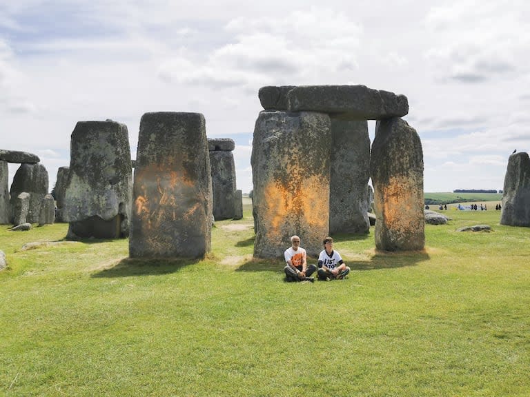 Los manifestantes de Just Stop Oil se sientan después de rociar una sustancia naranja en Stonehenge, en Salisbury, Inglaterra, el miércoles 19 de junio de 2024. (Just Stop Oil vía AP)