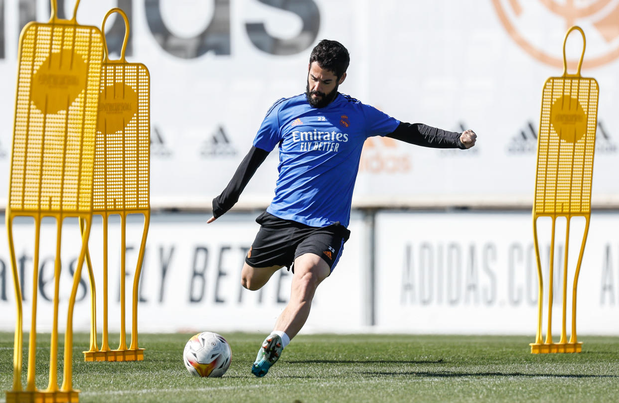 Isco golpea el balón durante un entrenamiento del Real Madrid. (Foto: Antonio Villalba / Real Madrid / Getty Images).