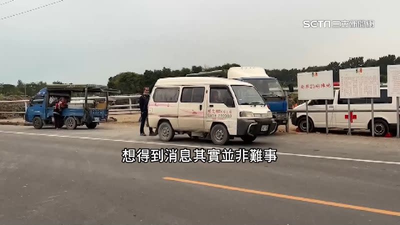 行動發財車「小蜜蜂」在阿兵哥演練出操時從不缺席。