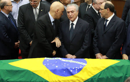 Brazilian President Michel Temer (C) listens to Justice Minister Alexandre de Moraes (centre L) as they attend the wake of Brazilian Supreme Court Justice Teori Zavascki in Porto Alegre, Brazil, January 21, 2017. REUTERS/Diego Vara