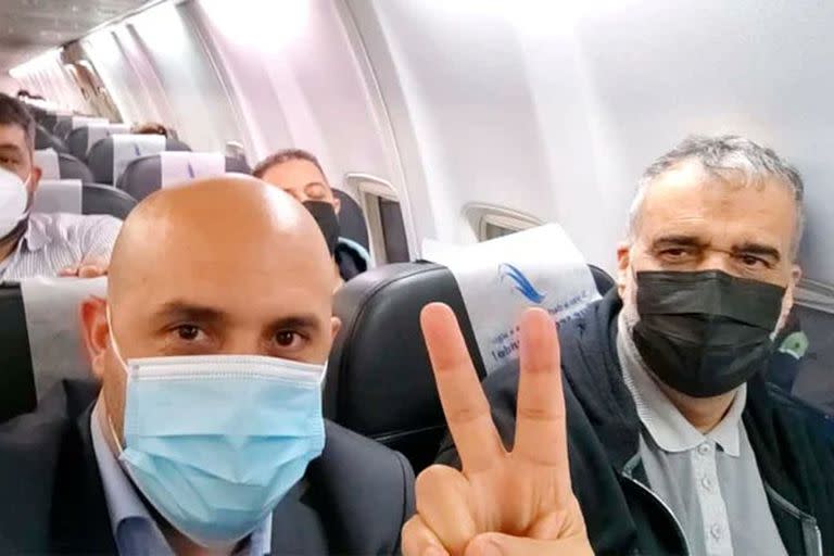 Mario Arraga y Gholamreza Ghasemi, a bordo del avión que los sacó de la Argentina