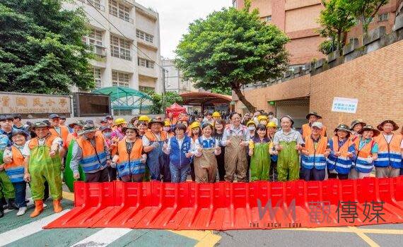 （觀傳媒桃竹苗新聞)【記者潘明賜/桃園報導】113年度桃園市清溝總動員暨啟動儀式，今（27）日在桃園區會稽國小後方土地公廟舉行。市長張善政出席活動，並致詞表示，梅雨季、颱風季即將來臨，市府除加強工程排水設施的維護與清理外，也鼓勵社區民眾自主清溝，並巡視社區清溝動員辦理情形，包括：防水板預布、砂包推放、草木修剪、水溝清淤等。呼籲全體市民趁著汛期來臨前，一起動員自主清溝，讓接下來的梅雨季、颱風季能安然度過，免於淹水之苦。