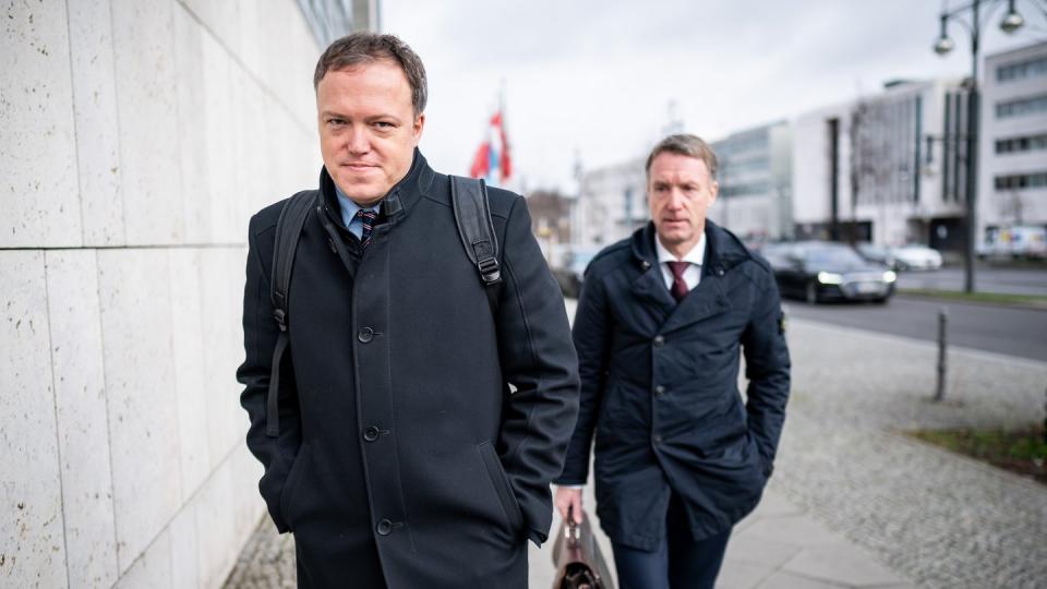 Der stellvertretende Thüringer CDU-Vorsitzende Mario Voigt (l.)und Generalsekretär Raymond Walk auf dem Weg zu den Sitzungen der CDU-Gremien.