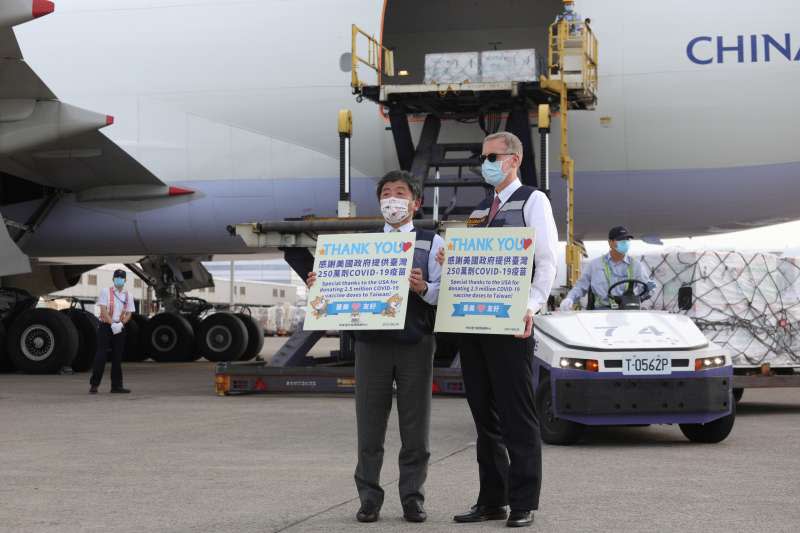 美國捐贈台灣250萬劑莫德納疫苗，20日下午抵達桃園國際機場，衛福部長陳時中、美國在台協會處長酈英傑親自接機。（中央流行疫情指揮中心提供）