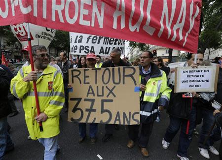 Employees of PSA Peugeot Citroen Aulnay-sous-Bois automotive plant demonstrate over pension reforms in Paris, September 10, 2013. REUTERS/Jacky Naegelen