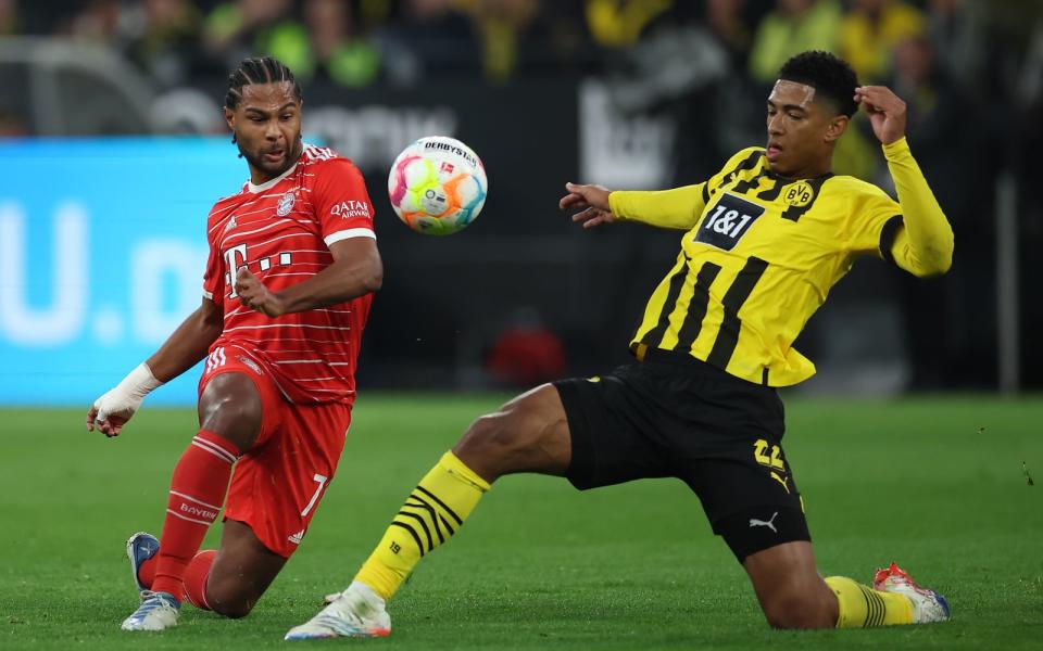 Beim Aufeinandertreffen von Borussia Dortmund und FC Bayern München (im Bild: Serge Gnabry, links, und Jude Bellingham) geht es um nichts weniger als die Vormachtstellung im deutschen Fußball. (Bild: Getty Images / Alex Grimm)