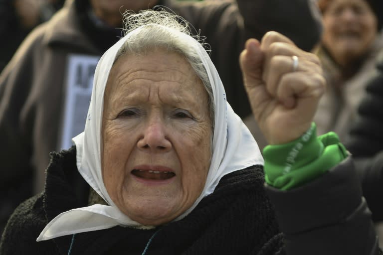 La cofundadora argentina de la asociación de derechos humanos Madres de Plaza de Mayo, Nora Cortiñas, durante una manifestación en Buenos Aires, el 5 de julio de 2018 (EITAN ABRAMOVICH)