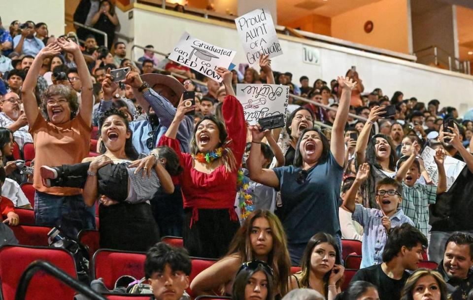 Familiares y amigos animan a los graduados durante la 47ª Celebración Anual de la Graduación Chicana/Latina de Fresno State en el Save Mart Center, el sábado 20 de mayo de 2023.