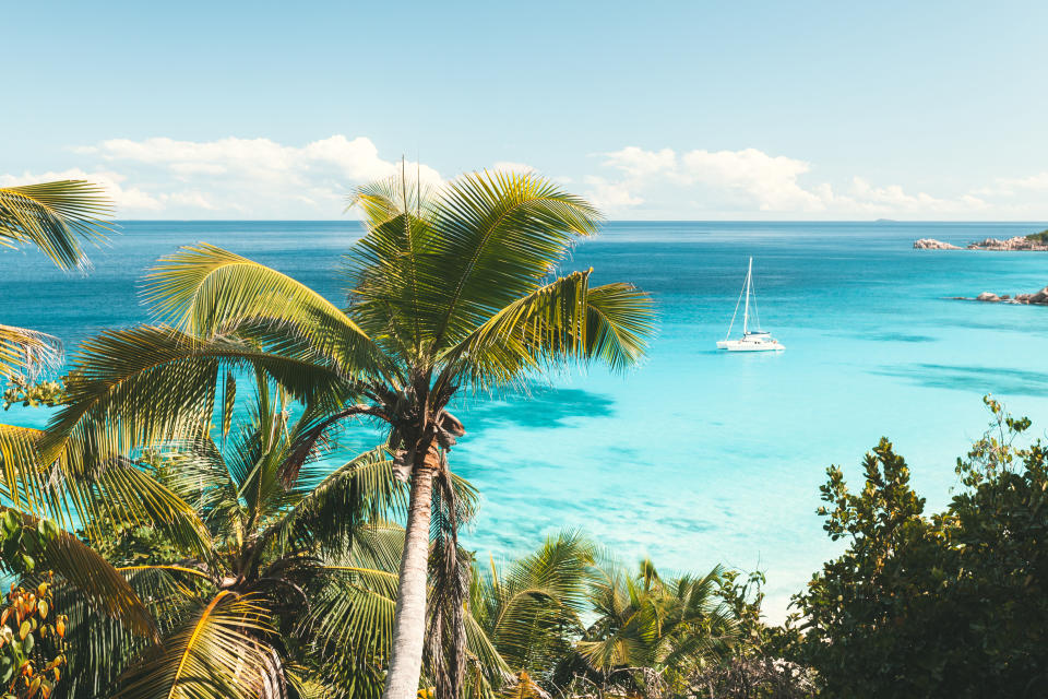 Hace tiempo que las Seychelles son el enclave del Índico más solicitado por los ricos para viajar. Se trata de un lugar ideal tanto para disfrutar de unas vacaciones románticas y relajantes como para realizar turismo de aventura recorriendo el interior de las islas o practicando algún deporte en las aguas que las rodean. (Foto: Getty Images).