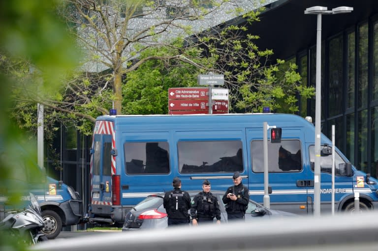 Des gendarmes sécurisent le 5 mai 2024 à Nanterre, dans les Hauts-de-Seine, l'accès au lieu de la reconstitution de la scène de la mort de Nahel (Geoffroy VAN DER HASSELT)