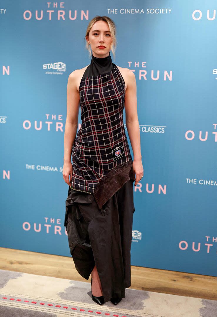 Anoche, Saoirse Ronan volvió a llamar la atención en su paso por la alfombra roja del estreno de su último film, The Outrun. La actriz apareció con un vestido de estilo grunge que parecía unir de forma irregular distintas partes de una misma campera. El diseño es parte de la colección Otoño/Invierno 2024 de Hodakova
