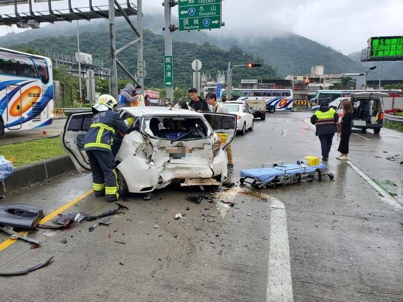 台九線蘇花公路山區路段改善計畫（蘇花改）蘇澳隧道北上出口發生五車追撞，四女受輕傷。（記者林坤瑋翻攝）