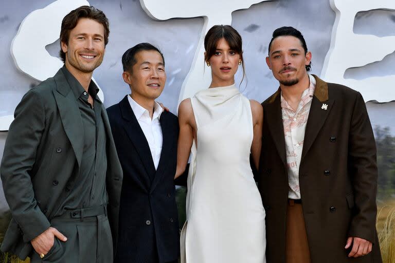 Los protagonistas junto al director Lee Isaac Chung y al actor Anthony Ramos, en la alfombra beige montada frente al cine Regency Village de Los Ángeles