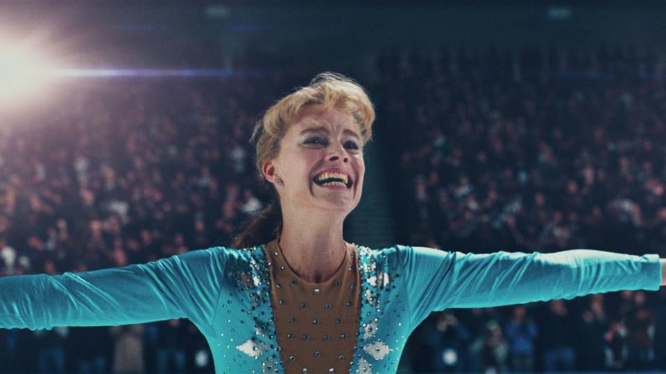 Durch den Film "I, Tonya" (2017) wurde schließlich auch die Oscar-Academy auf Margot Robbie aufmerksam. In dem Biopic spielte Robbie die Eiskunstläuferin Tonya Harding, die es 1994 durch einen Angriff auf eine Rivalin zu zweifelhaftem Ruhm brachte. Für die Darstellung der als "Eishexe" bekannten Redneck-Blondine wurde Robbie für ihren ersten Oscar nominiert. (Bild: DCM)