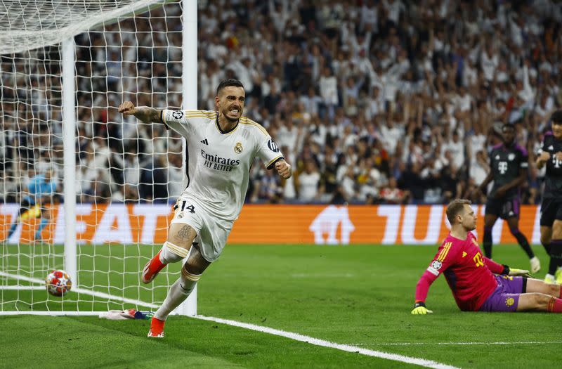 El atacante del Real Madrid Joselu celebra tras anotar el primer gol en el triunfo de 2-1 sobre el Bayern Munich en la semifinal de vuelta de la Liga de Campeones, en el estadio Santiago Bernabéu, Madrid, España