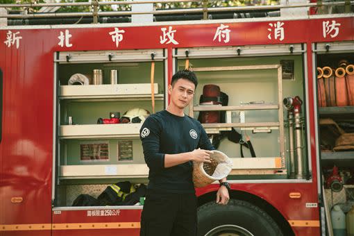 劉冠廷在劇中飾演正義感十足的消防員。（圖／公視提供）