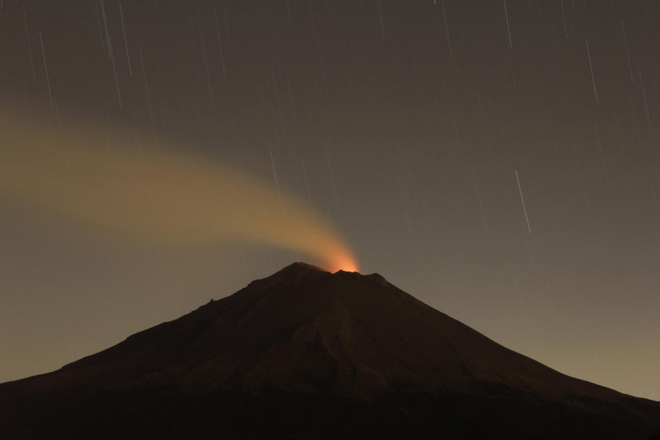 Popocatéptl de 5,450 metre (17,900 foot) sigue presentando actividad. REUTERS/Imelda Medina  (MEXICO - Tags: ENVIRONMENT).