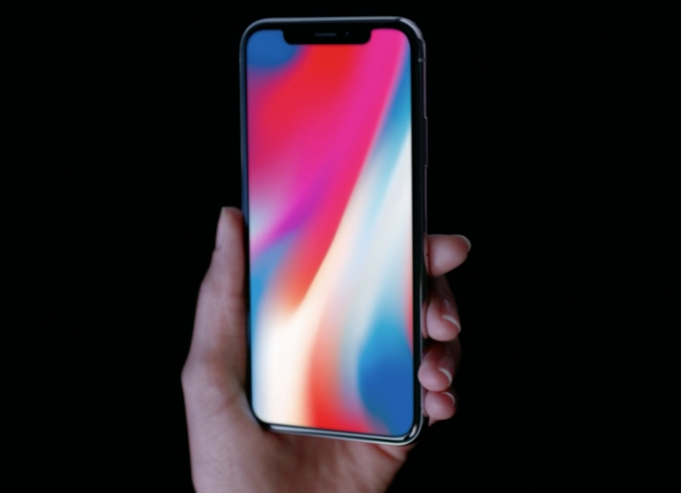 <p>El iPhone X (llamado así por el 10º aniversario de Apple) cuenta con una pantalla frontal completa, a excepción de una pequeña muesca en la parte superior (seleccionar todo). </p>