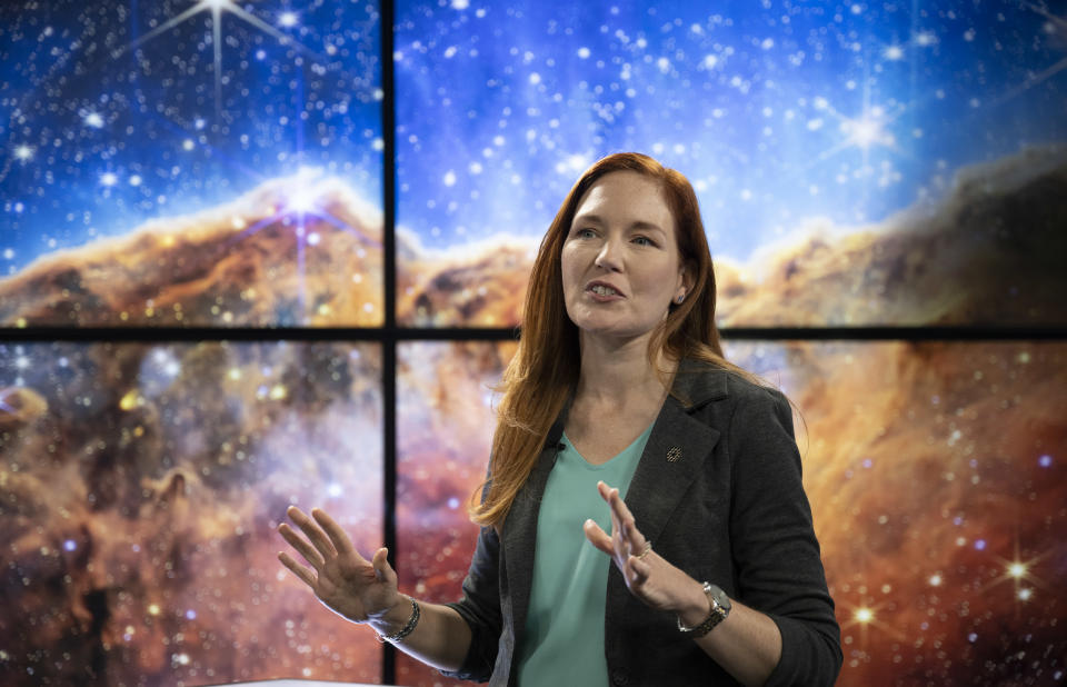 NASA ,James Webb Space, la científica líder del Proyecto Amber Straughn, presentando las imágenes del telescopio. (Photo by Bill Ingalls/NASA via Getty Images).