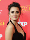 <p>Penélope Cruz se robó el show durante el estreno de la serie de televisión ‘The Assassination Of Gianni Versace: American Crime Story’, por cuenta de un vestido en terciopelo, que destacó su bella figura/Getty Images </p>