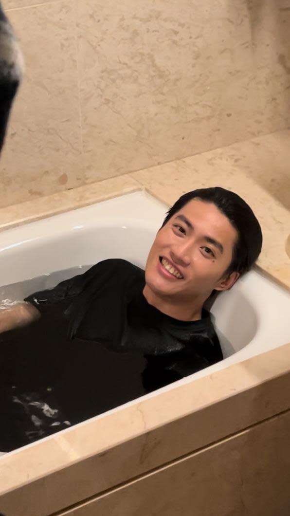 姚冠宇拍攝沐浴戲。（圖／超級娛樂提供）